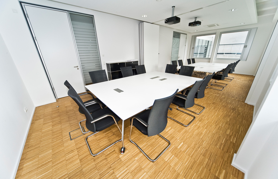 Modus Consult, Gütersloh | Konferenztische: fallon | Konferenzstühle: pharao net Freischwinger