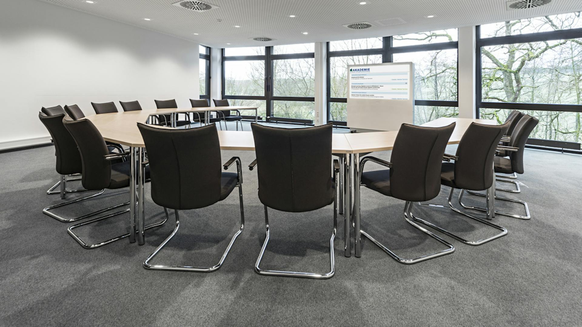 Arbeitgeberverband Südwestmetall | Medienstele: MIDS 75 | Konferenzstuhl: pharao | Konferenztisch: 980