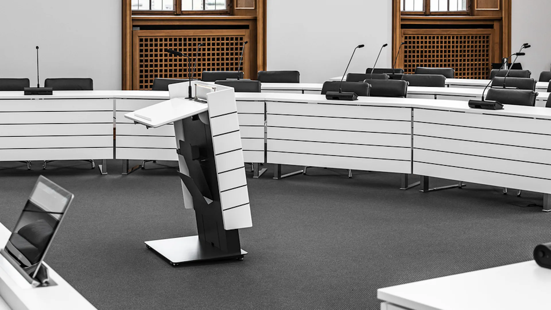 Referenzen-Stadt Osnabrück Ratssaal-Osnabrück-c-base Tischsystem-PSE Rednerpult-individuelle Displayeinhausung