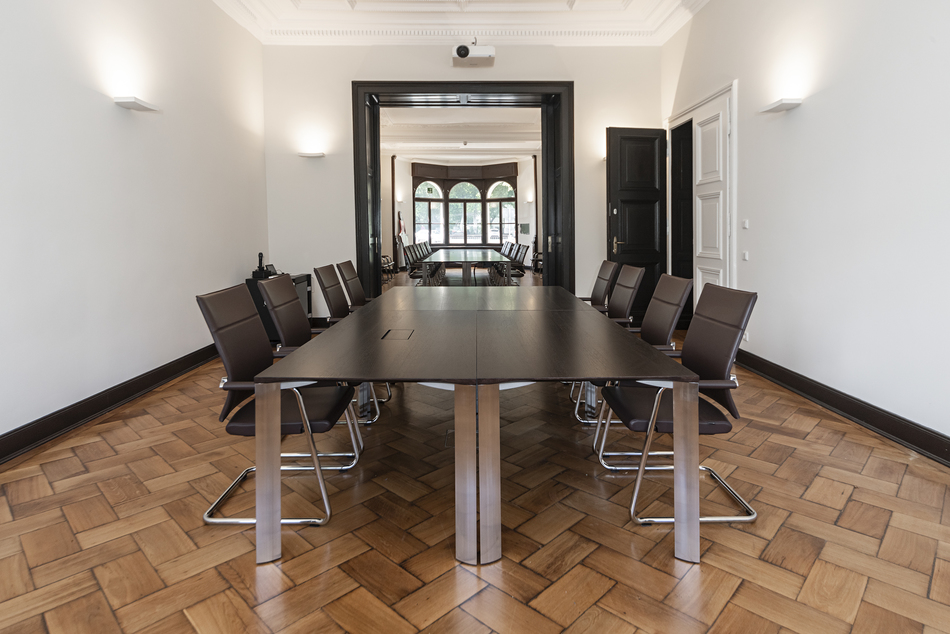 Sparkasse Siegen Villa Ruhfus | Konferenztisch mit Transportwagen für Tischbeine und Tischplatten: cetera