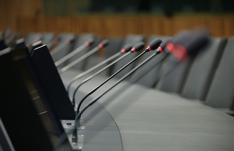 Centre de Conferénces Luxemburg | Konferenzanlage: Sonderlösung, werkzeuglos montierbar, mit hochwertiger Konferenz- und AV-Technik