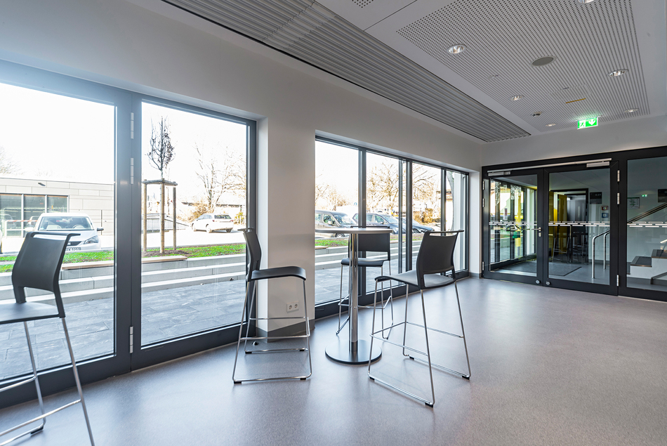 Riedhalle Steinheim an der Murr | klif Barhocker | locco Stehtisch