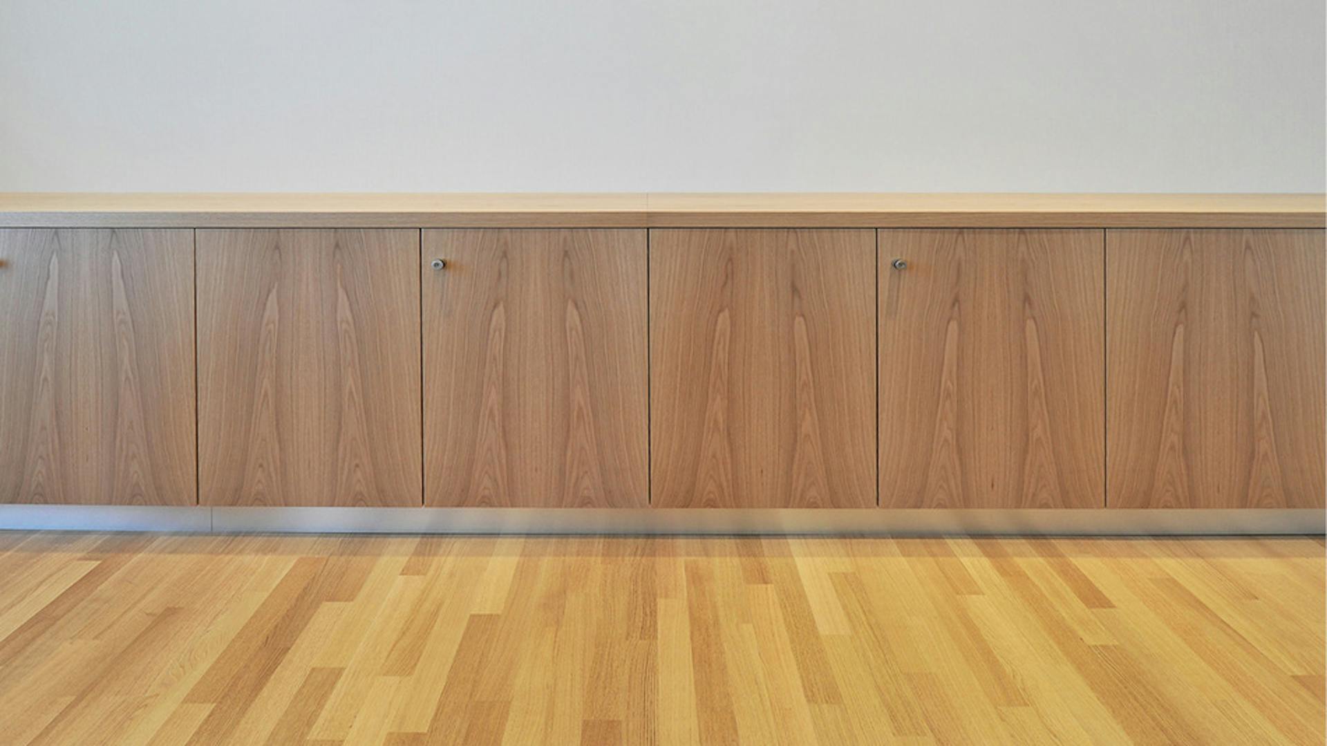 Post Luxemburg | Sideboards: Sonderlösung mit Präsentationstechnik
