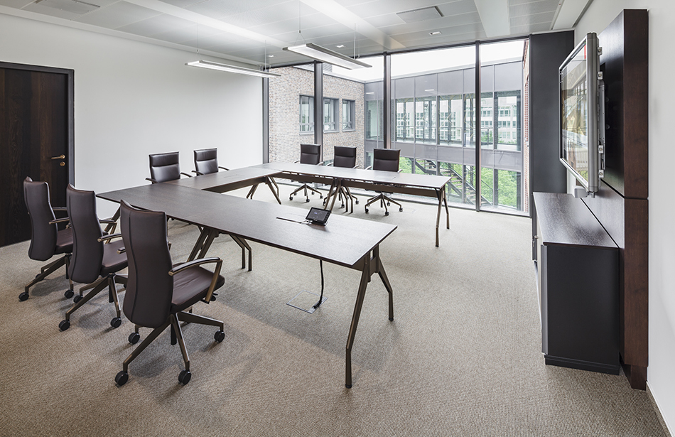 Verwaltungsgebäude, Frankfurt a.M. | Stühle: pharao comfort | Tisch: fallon