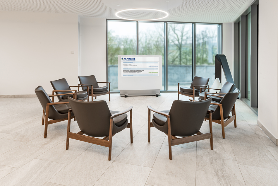 Arbeitgeberverband Südwestmetall | Medienstele: MIDS Lounge | Lounge Chair: Kofod Larsen