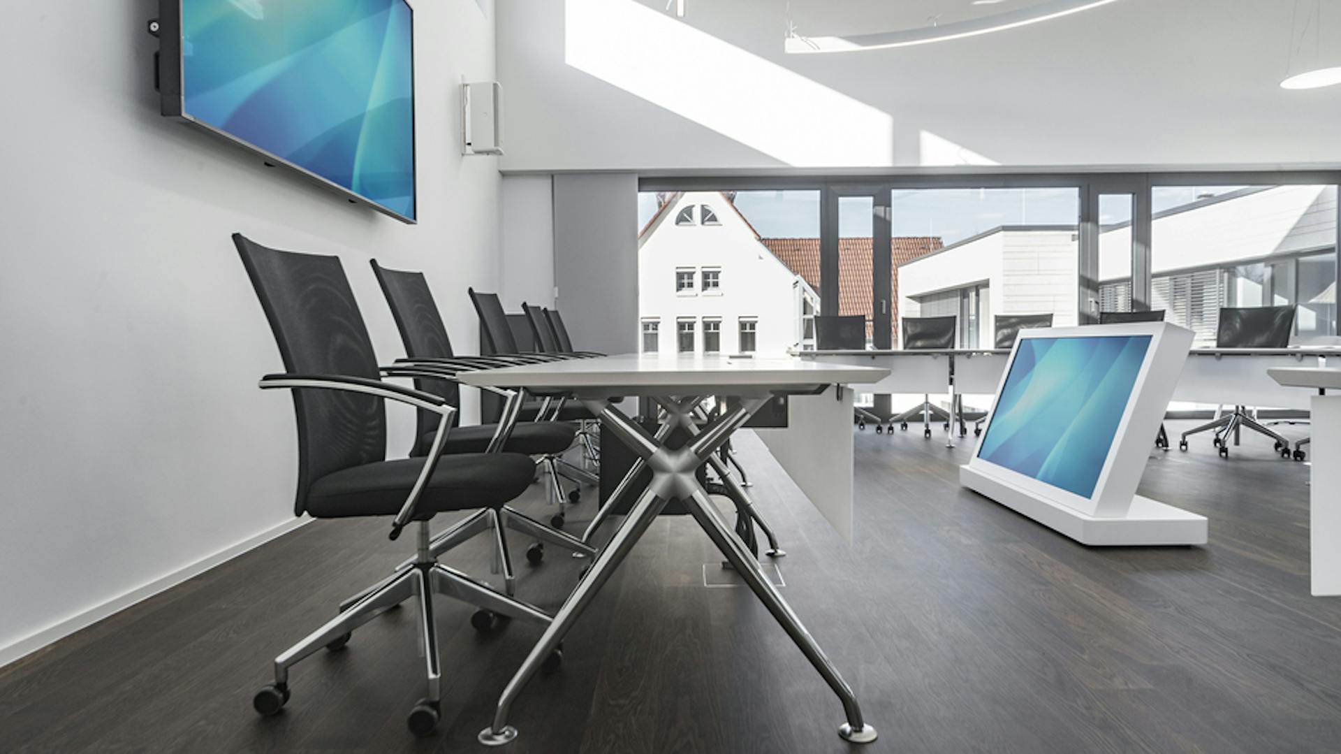 Rathaus Pleidelsheim | Konferenzanlage: xcone | Konferenzstuhl: pharao net I Monitorinsel