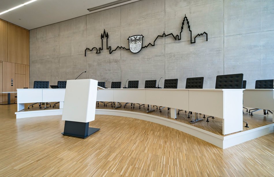 Referenzen- Kreishaus Wetzler- werkzeuglos montierbare Tischanlage- Sprechstellen- PSE Rednerpult 