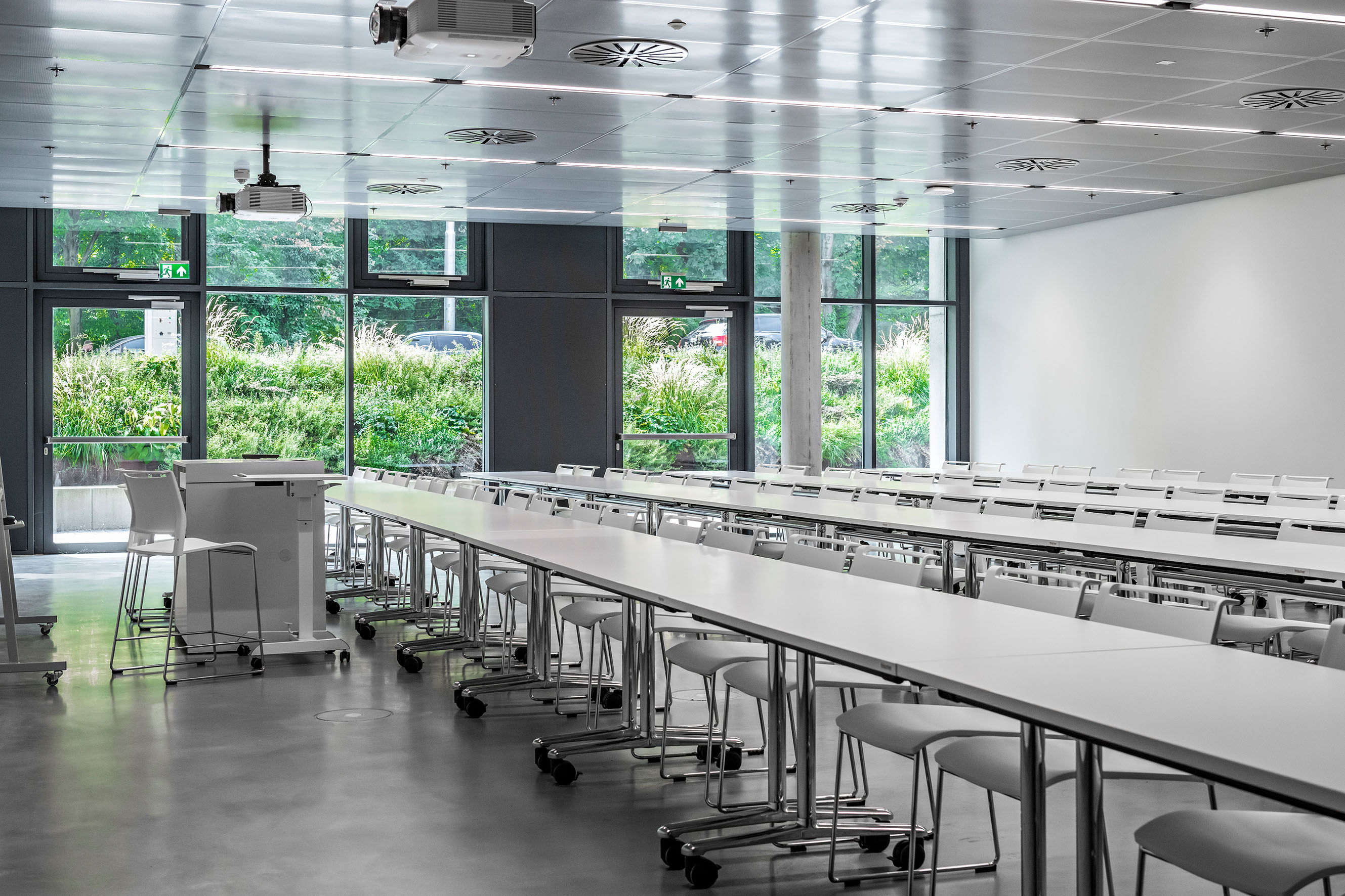 Referenzen-Duale Hochschule BW-Stuttgart-Mehrzwecktische multiform-klif Stapelstuhl 