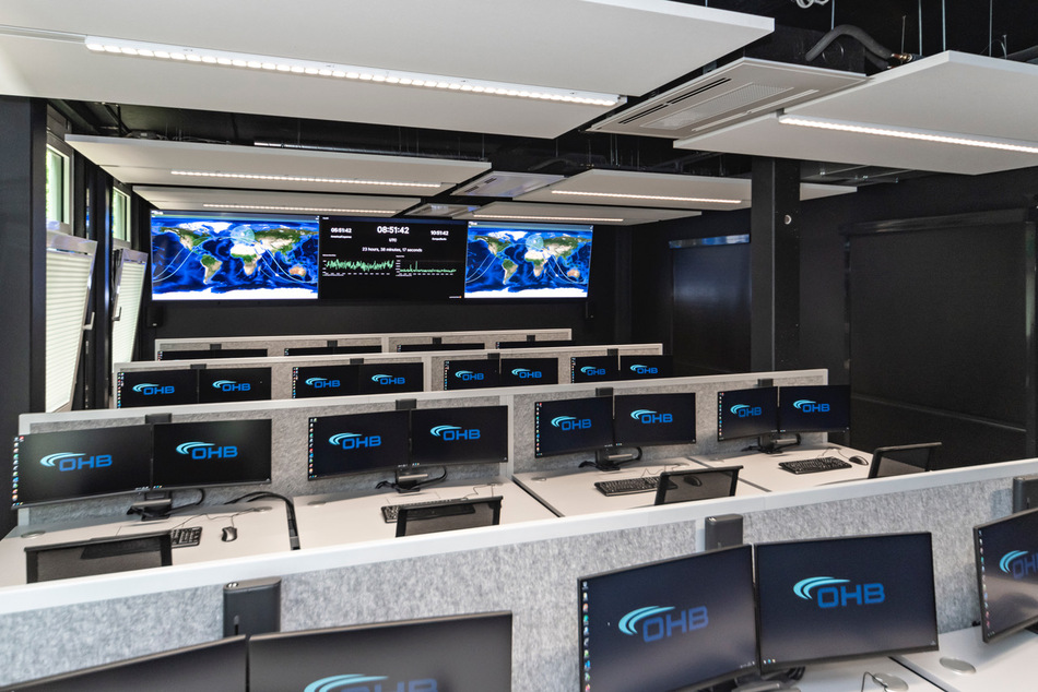 referenzen- OHB Digital Connect GmbH- Mainz-lino Schreibtisch elektrisch höhenverstellbar-Tischanschlußfelder in Sonderausführung_ gepulverte Tischplatten in Sonderform- Akustikblenden & Sichtschutz aus Polyestervlies- sano Drehstuhl