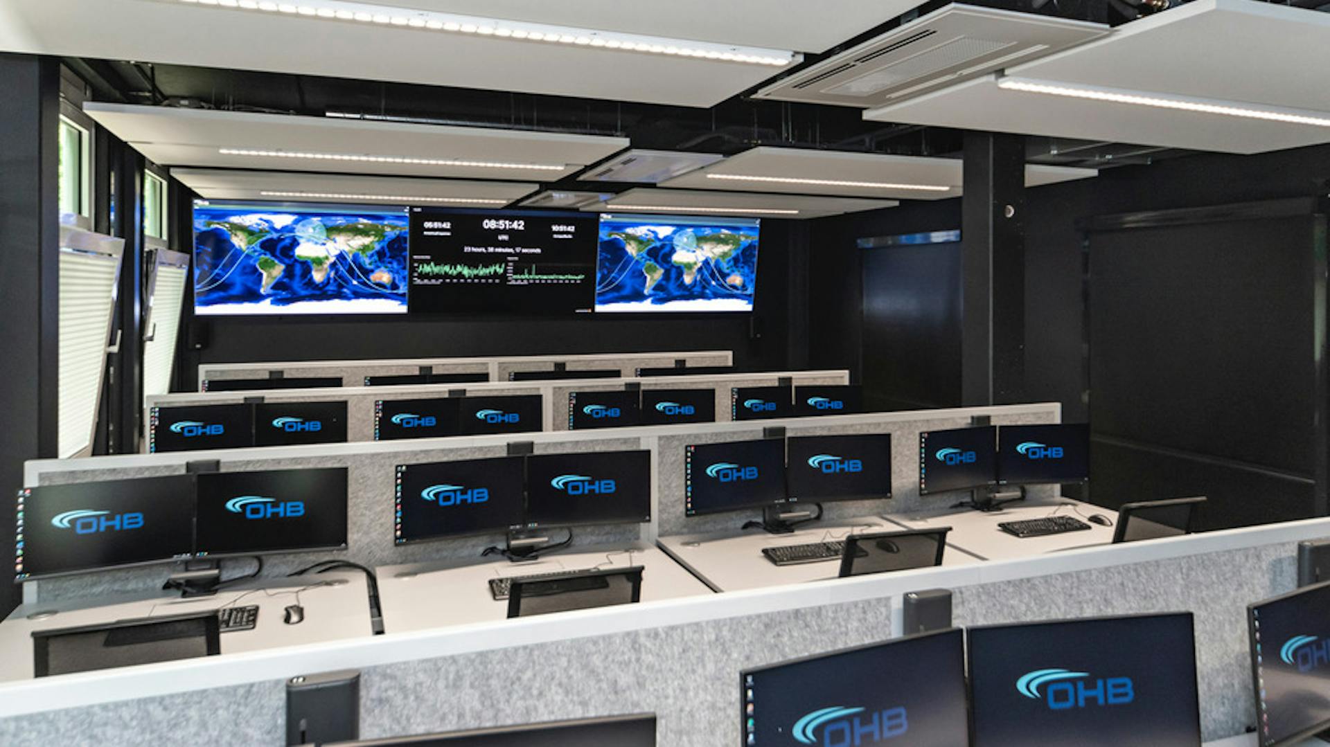 referenzen- OHB Digital Connect GmbH- Mainz-lino Schreibtisch elektrisch höhenverstellbar-Tischanschlußfelder in Sonderausführung_ gepulverte Tischplatten in Sonderform- Akustikblenden & Sichtschutz aus Polyestervlies- sano Drehstuhl