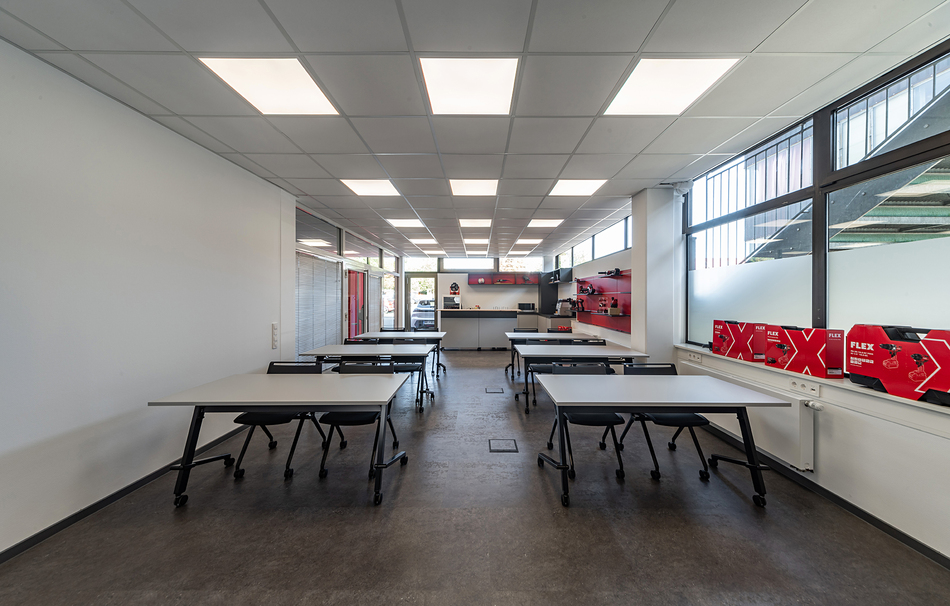 FLEX Elektrowerkzeuge GmbH Steinheim Schulungsraum | Schwenktisch: ctz flip stop | Mehrzweckstuhl: klif