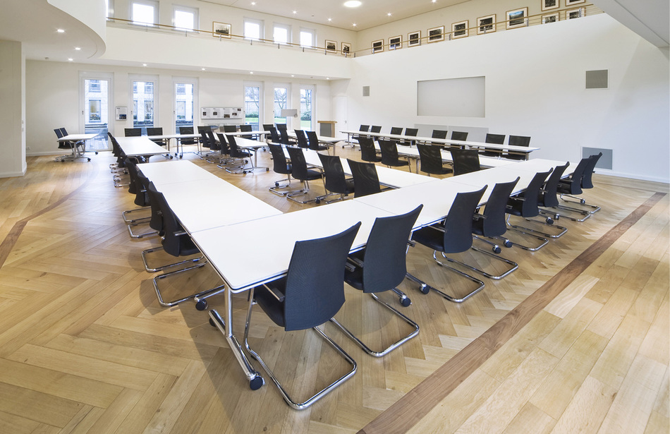 Grillo-Werke AG Duisburg | Stühle: pharao net Freischwinger | Tische: Multiform Mehrzwecktische