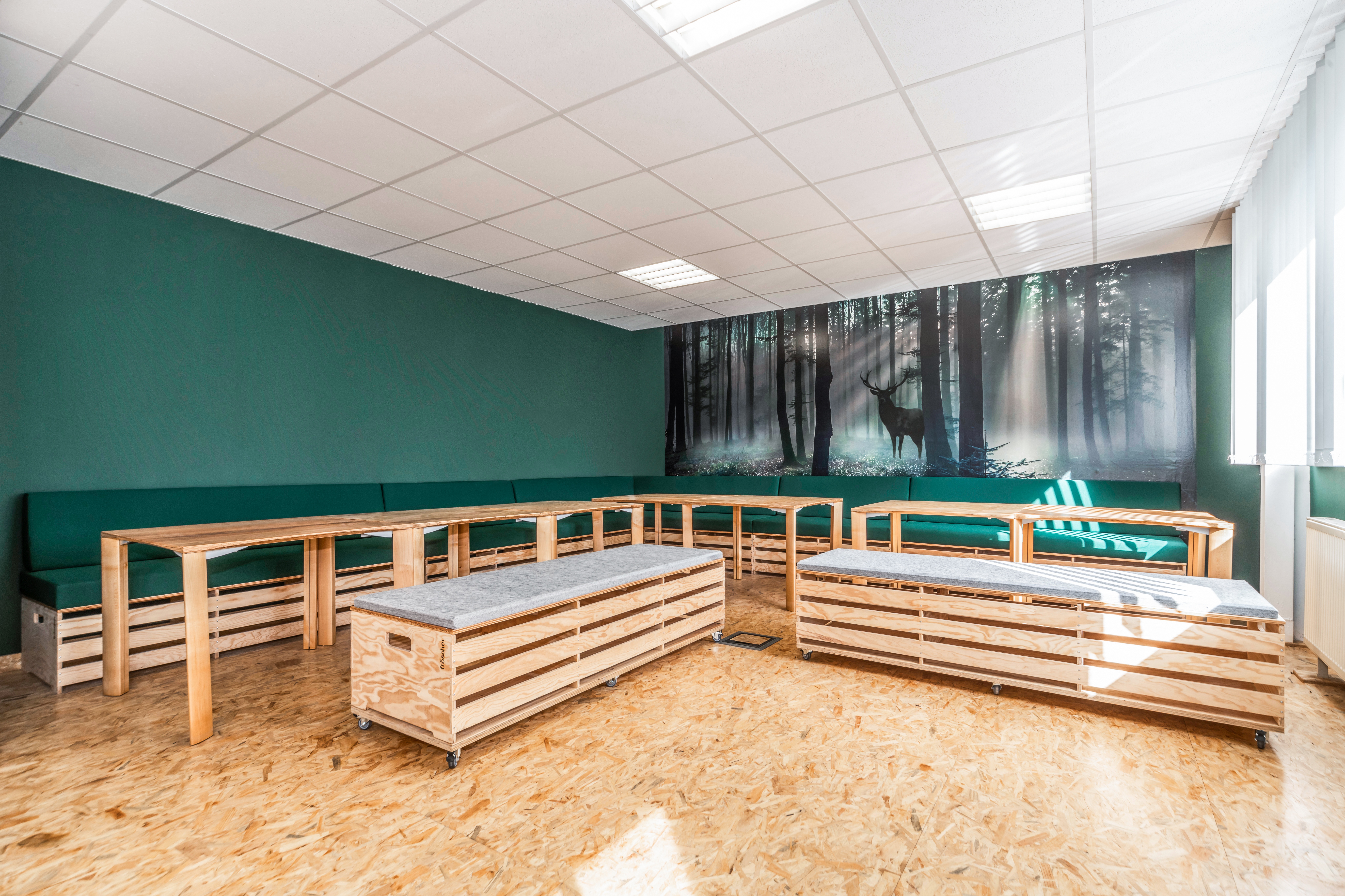 fröscher Mitarbeiter-Pausenraum | arena auf Rollen | arena als Eckbank I cetera Tisch | Stehtisch tosca | fröscher-Einbauküche