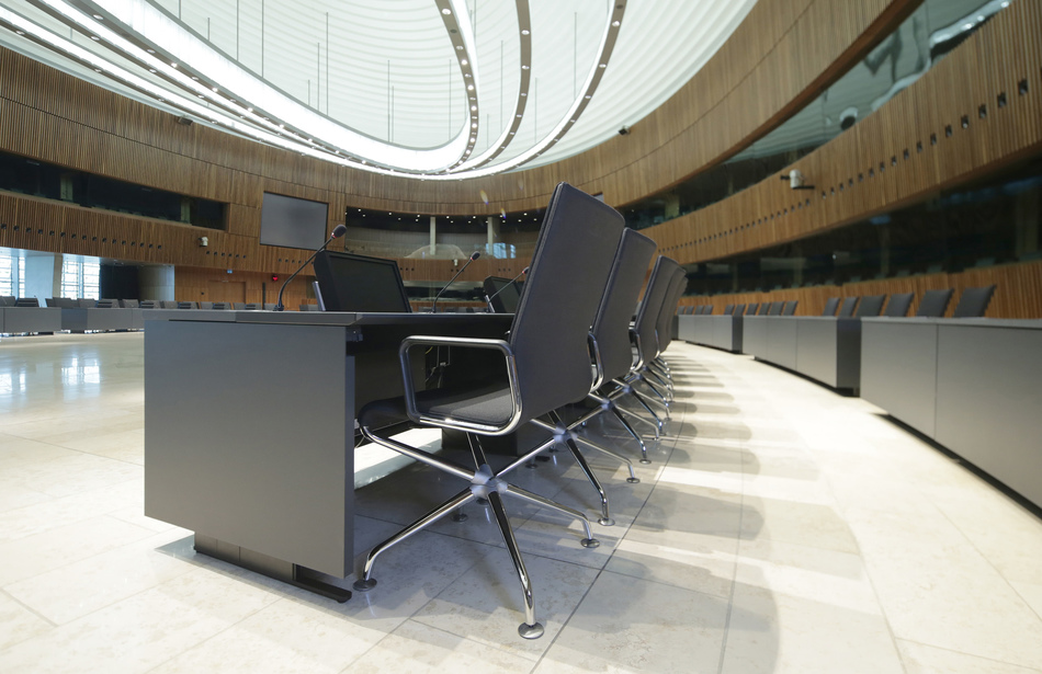 Centre de Conferénces Luxemburg | Konferenzanlage: Sonderlösung, werkzeuglos montierbar, mit hochwertiger Konferenz- und AV-Technik