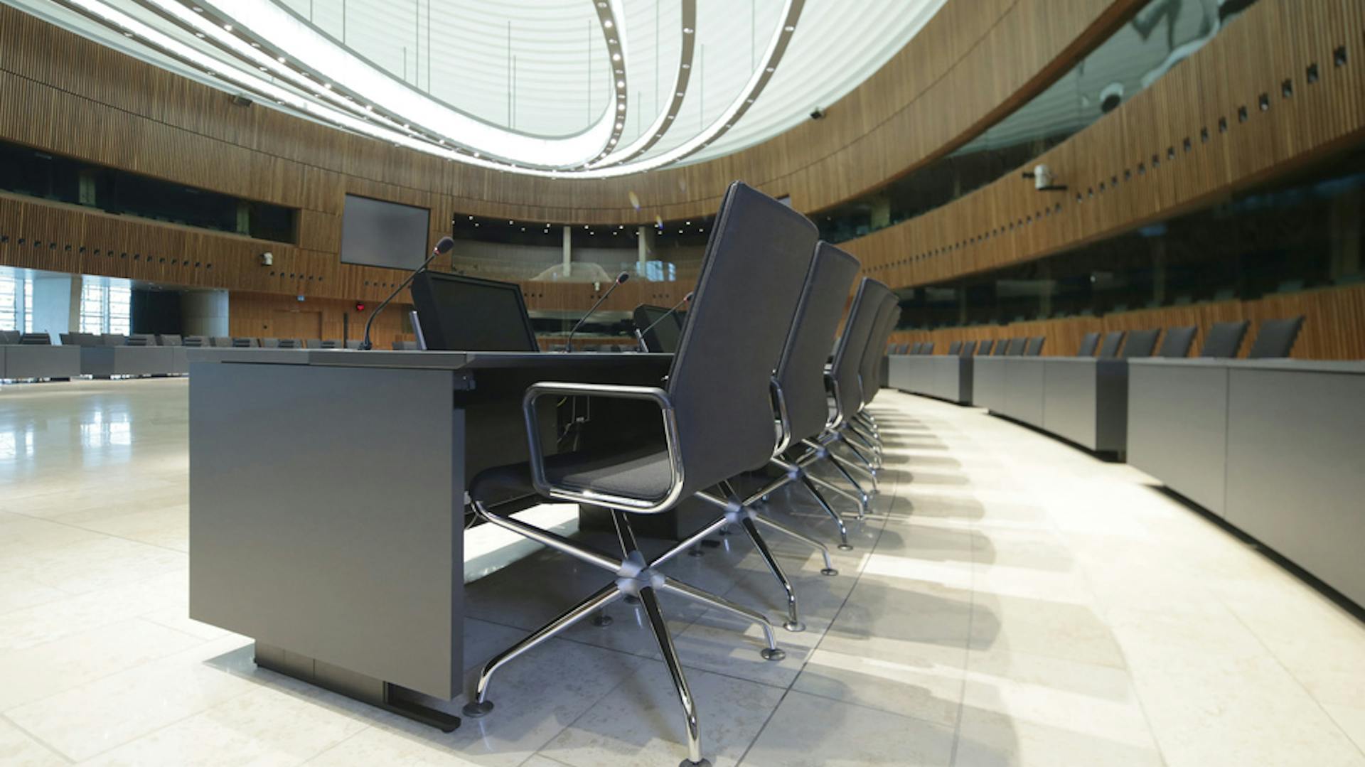 Centre de Conferénces Luxemburg | Konferenzanlage: Sonderlösung, werkzeuglos montierbar, mit hochwertiger Konferenz- und AV-Technik