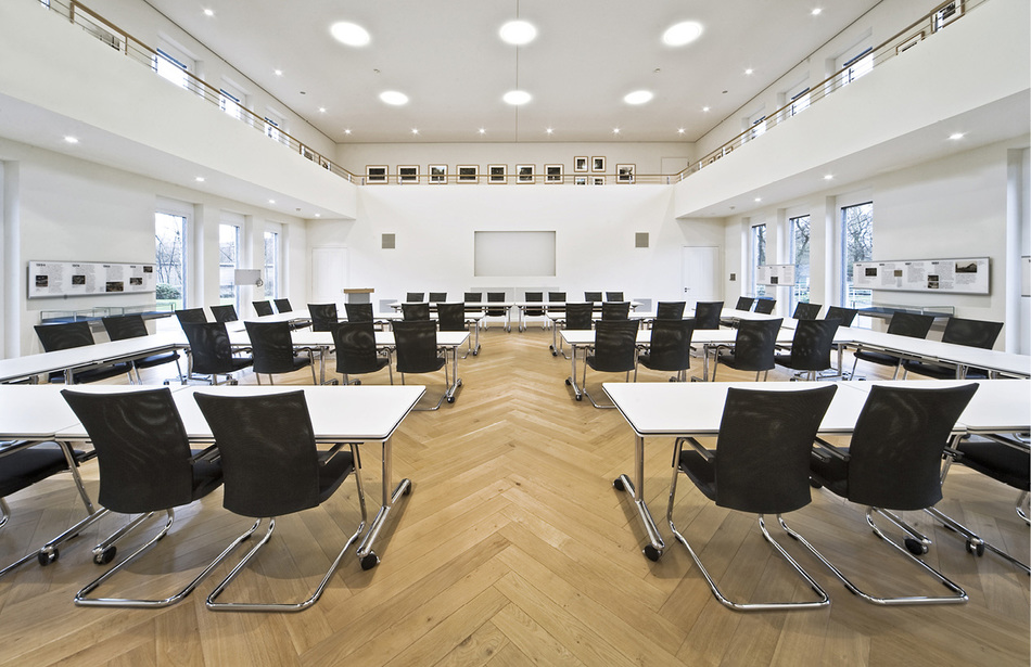 Grillo-Werke AG Duisburg | Stühle: pharao net Freischwinger | Tische: Multiform Mehrzwecktische