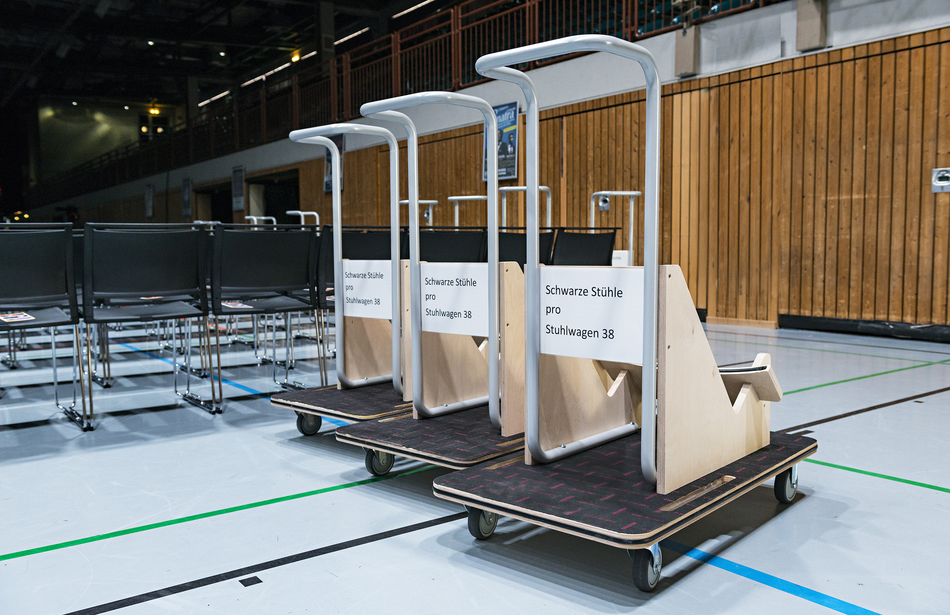 tectake Arena Würzburg | Mehrzweckstuhl: klif | Reihenbestuhlung | Stapelwagen