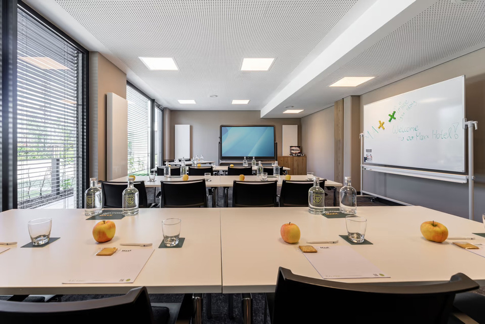 Referenzen_ MAXX Hotel Aalen_ Aalen_ klif Stapelstuhl_ easy flex Schwenktisch