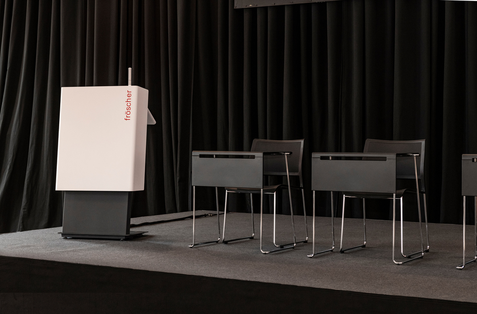 Reithaus Ludwigsburg | Stapeltisch: klif | Stapelstuhl: klif I Rednerpult PSE