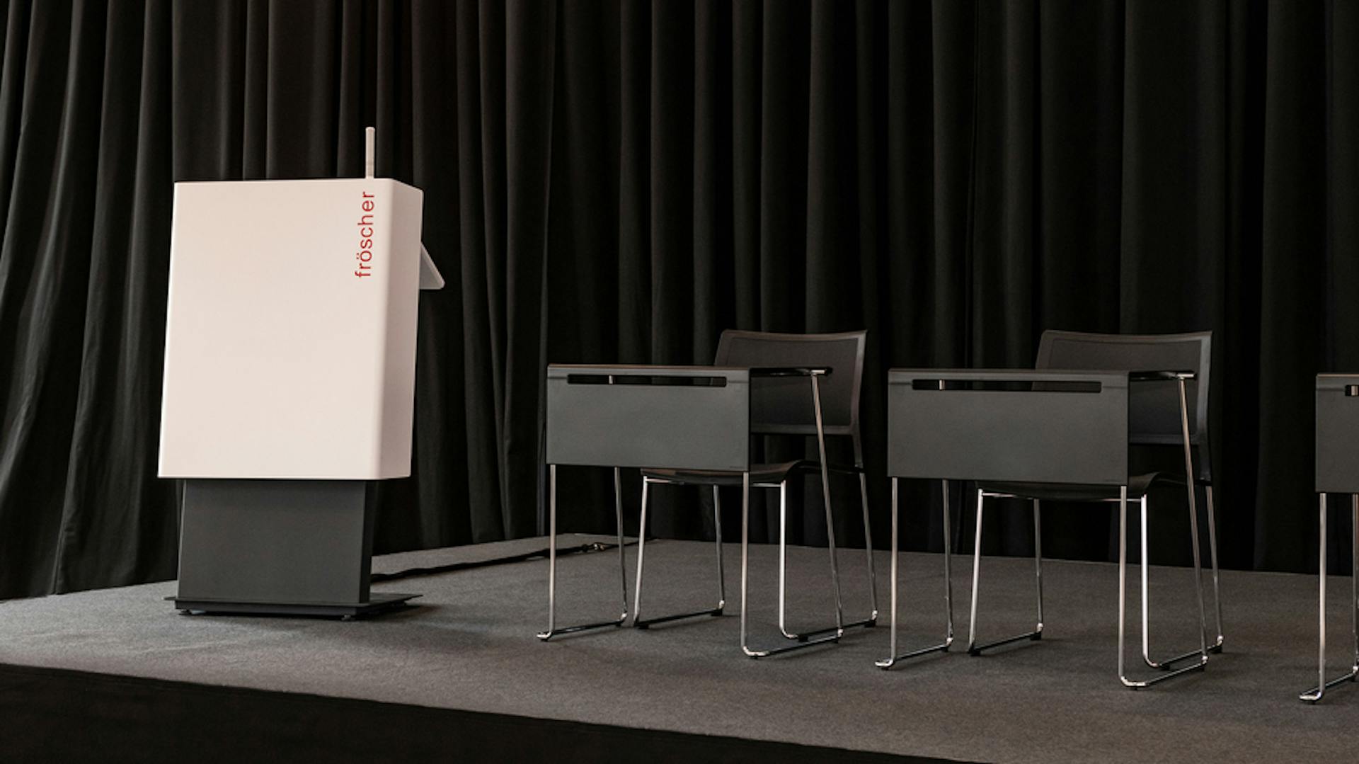 Reithaus Ludwigsburg | Stapeltisch: klif | Stapelstuhl: klif I Rednerpult PSE