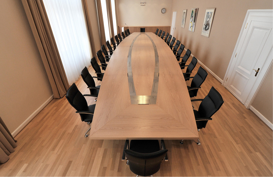 Post Luxemburg | Konferenztisch: Sonderlösung mit Präsentationstechnik