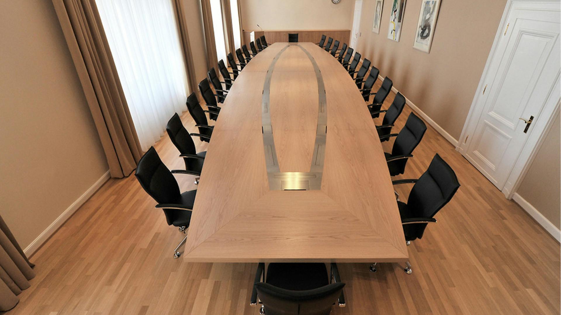 Post Luxemburg | Konferenztisch: Sonderlösung mit Präsentationstechnik