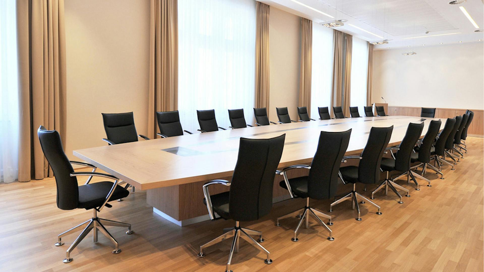 Post Luxemburg | Stühle: pharao comfort | Tisch: Sonderlösung