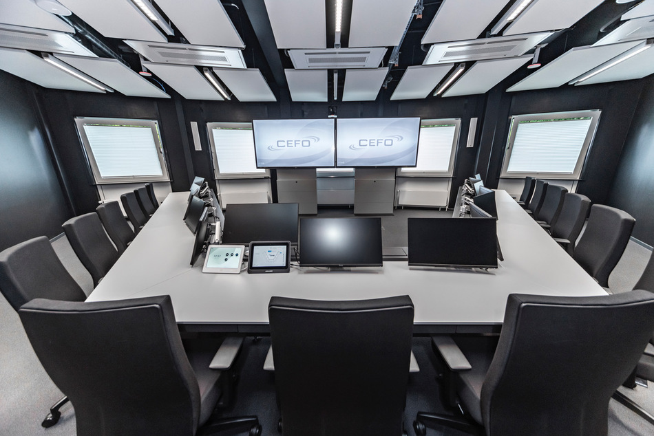 Referenzen- OHB System AG- Bremen-Konferenztisch Sonderlösung- Tischanschlußfelder in Sonderausführung- gepulverte Tischplatten und revisionierbare Beinraumblenden- Unterbauten für Medientechnikintegration- Schubladen für Tablet-Verwahrung- Integration von Bildschirmhalterungen