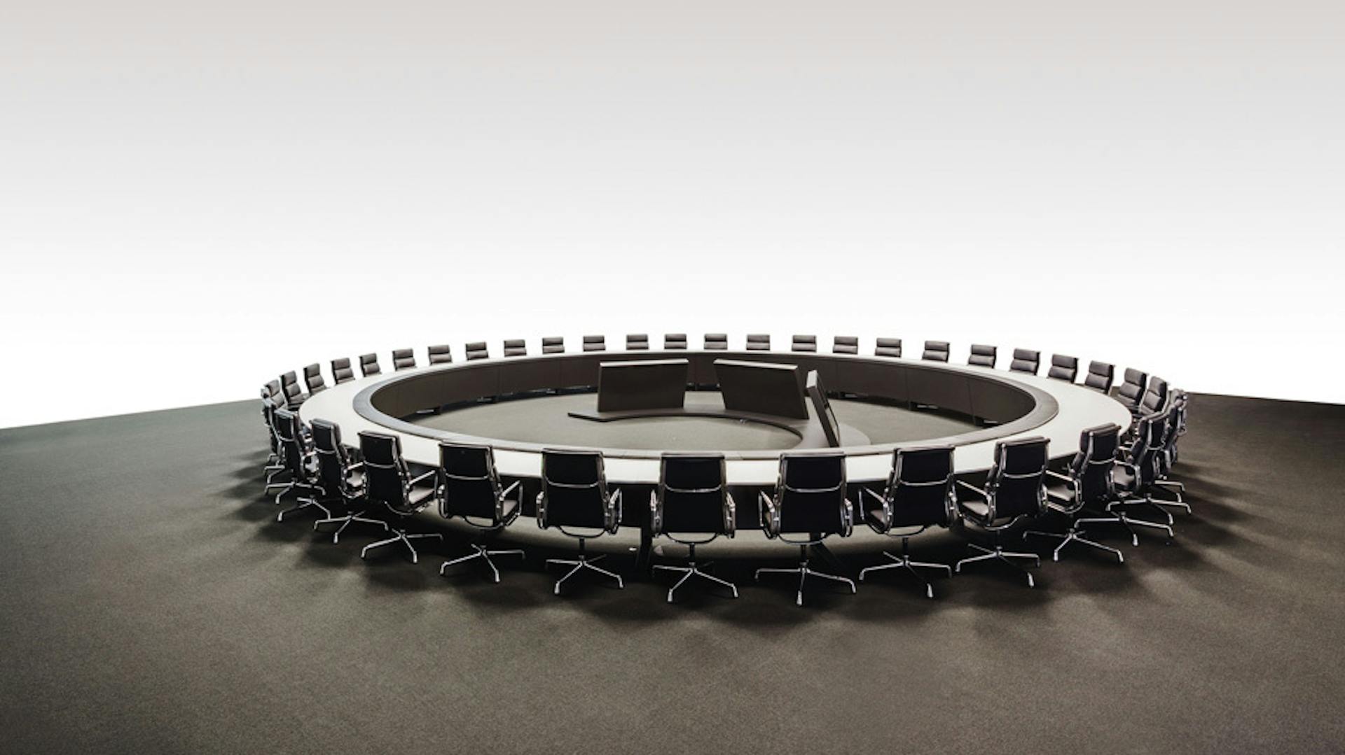 Boardroom eines DAX 100 Unternehmens | Konferenzanlage: Sonderlösung I Monitorinsel