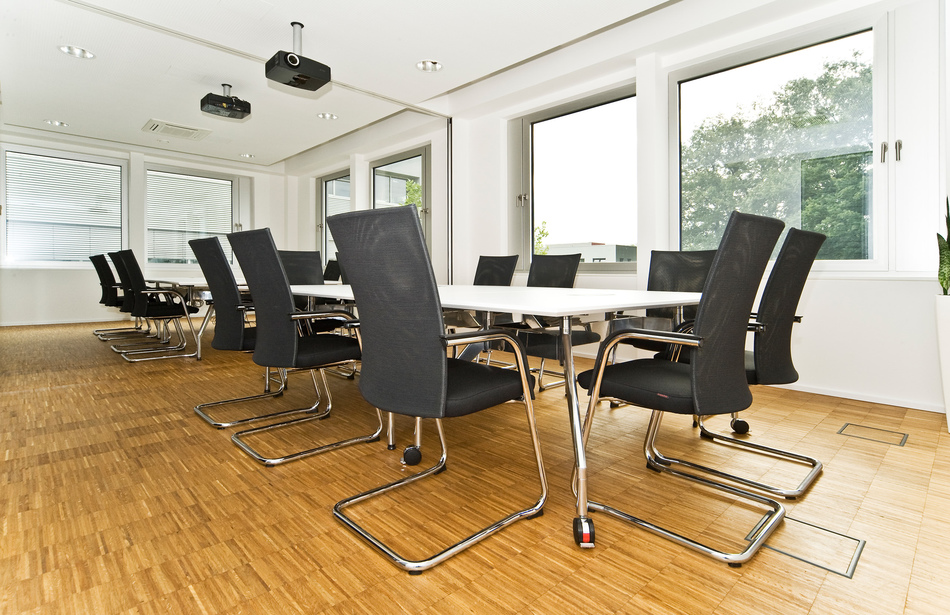 Modus Consult, Gütersloh | Konferenztische: fallon | Konferenzstühle: pharao net Freischwinger