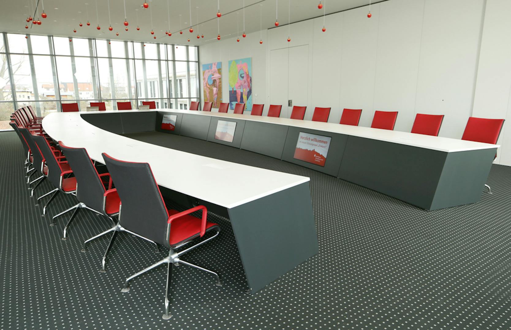 Referenzen-Sparkasse-Schwäbisch Hall-Konferenztischanlage Sonderbau-xcone Stühle