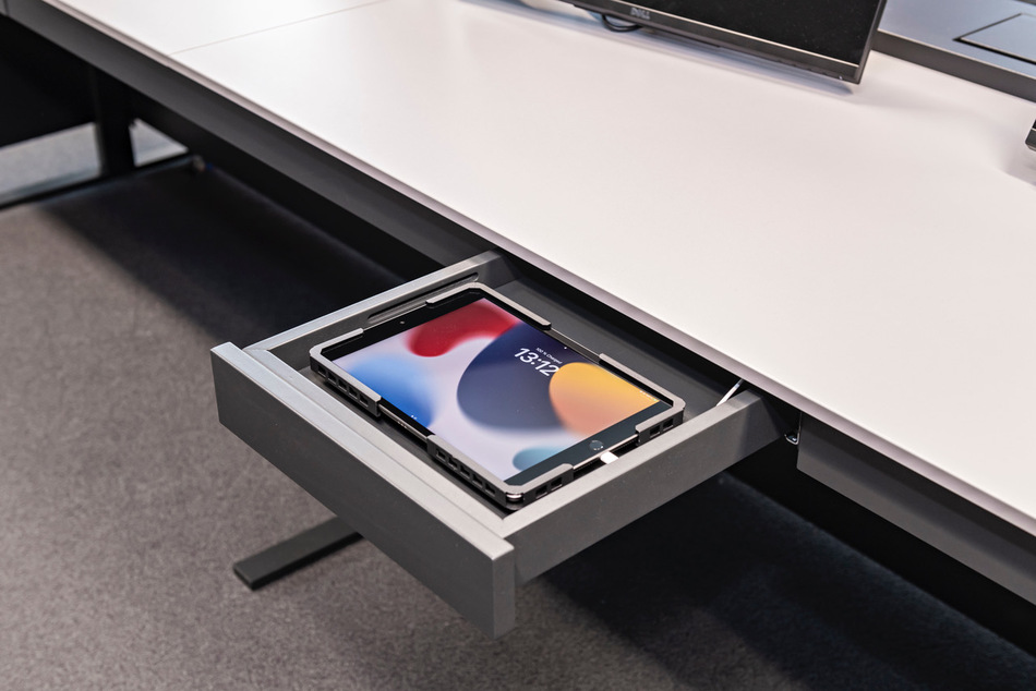 Referenzen_ OHB System AG_ Bremen_ Konferenztisch Sonderlösung_ Tischanschlußfelder in Sonderausführung_ gepulverte Tischplatten und revisionierbare Beinraumblenden_ Unterbauten für Medientechnikintegration_ Schubladen für Tablet-Verwahrung_ Integration von Bildschirmhalterungen