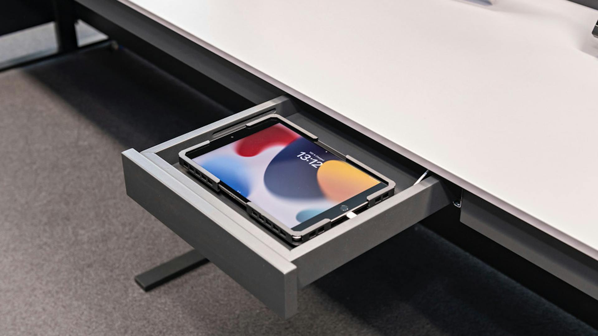 Referenzen_ OHB System AG_ Bremen_ Konferenztisch Sonderlösung_ Tischanschlußfelder in Sonderausführung_ gepulverte Tischplatten und revisionierbare Beinraumblenden_ Unterbauten für Medientechnikintegration_ Schubladen für Tablet-Verwahrung_ Integration von Bildschirmhalterungen