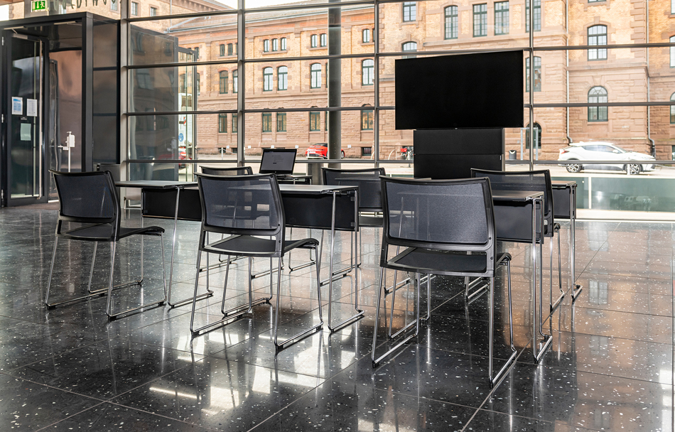 Reithaus Ludwigsburg | Stapeltisch: klif | Stapelstuhl: klif | MICO-2 Medienstele