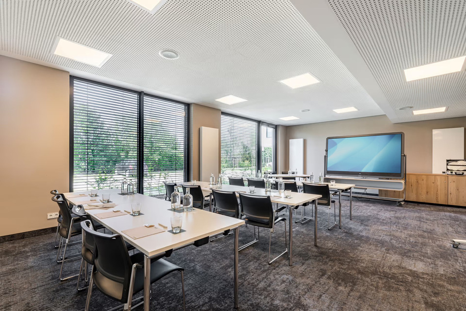 Referenzen- MAXX Hotel Aalen- Aalen- klif Stapelstuhl- easy flex Schwenktisch