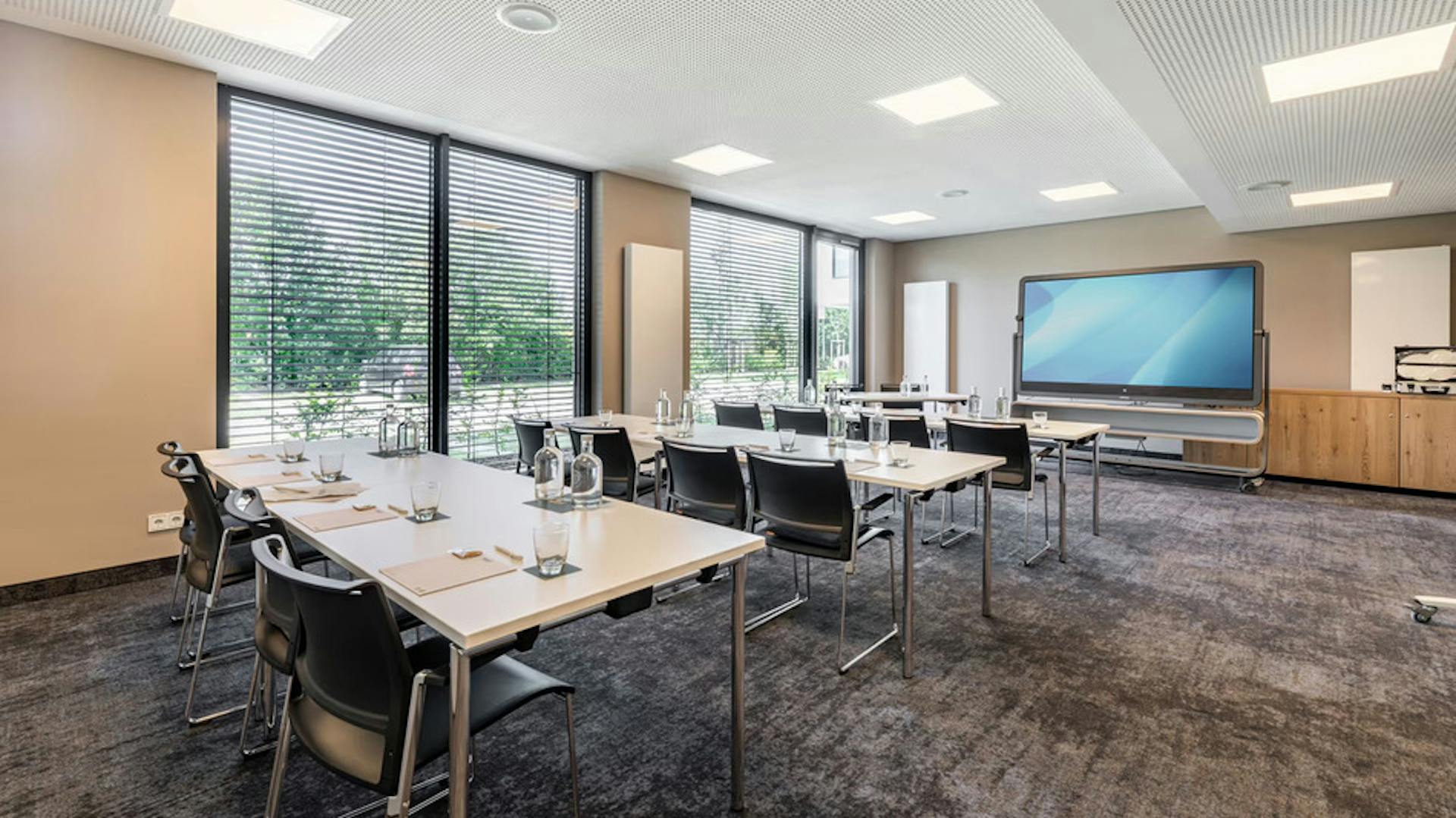 MAXX Hotel Aalen | klif Stapelstuhl | easy flex Schwenktisch