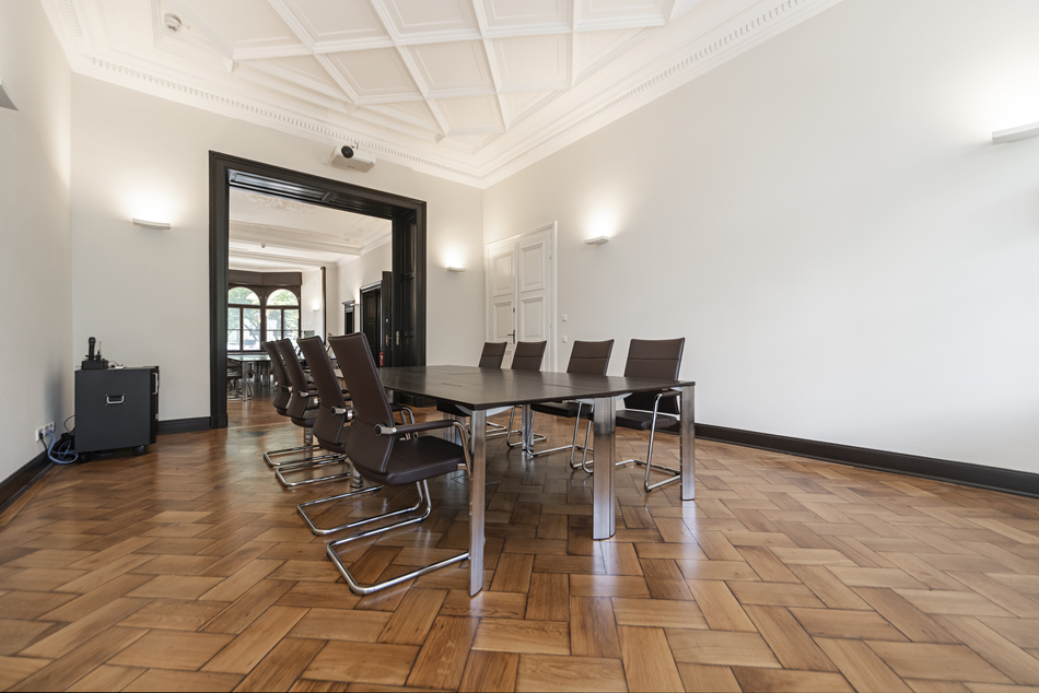 Sparkasse Siegen Villa Ruhfus | Konferenztisch mit Transportwagen für Tischbeine und Tischplatten: cetera