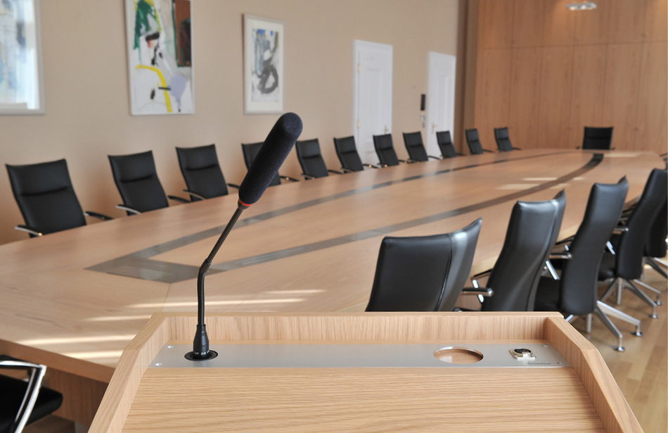 Post Luxemburg | Konferenztisch mit Stehpult: Sonderlösung