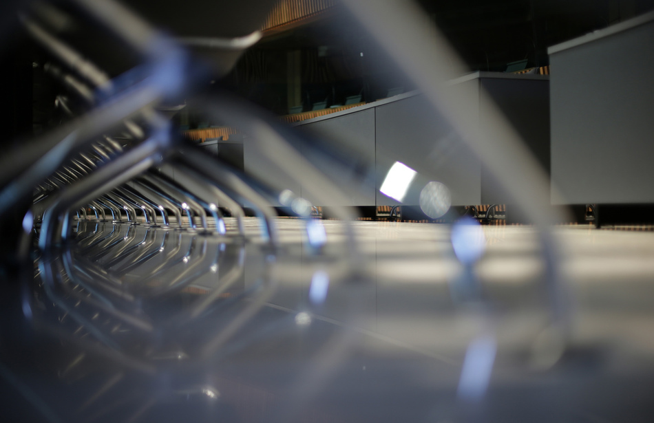 Centre de Conferénces Luxemburg | Konferenzanlage: Sonderlösung, werkzeuglos montierbar, mit hochwertiger Konferenz- und AV-Technik