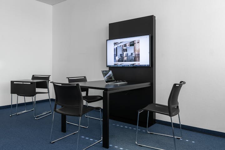 Referenzen- Expert Plaza- Dreieich- MICO Bench- klif -klif Stapeltisch 