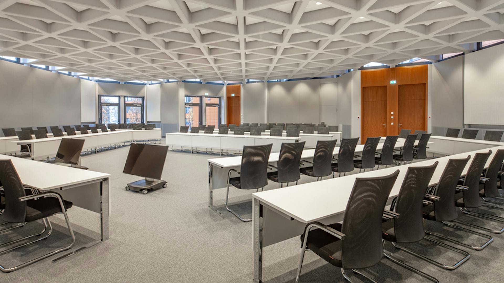 Kreishaus Minden | Tischanlage: c base | Freischwinger: pharao net