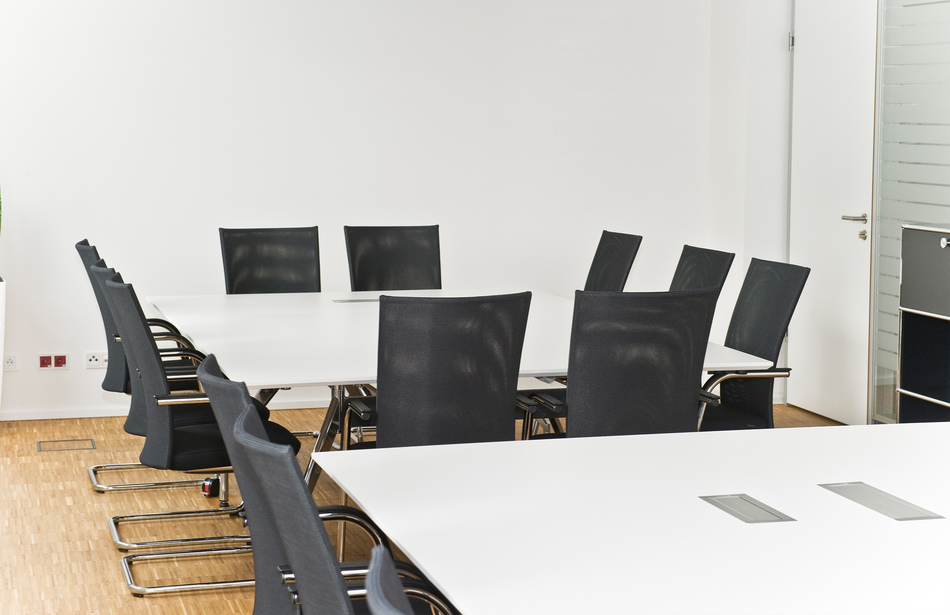 Modus Consult, Gütersloh | Konferenztische: fallon | Konferenzstühle: pharao net Freischwinger