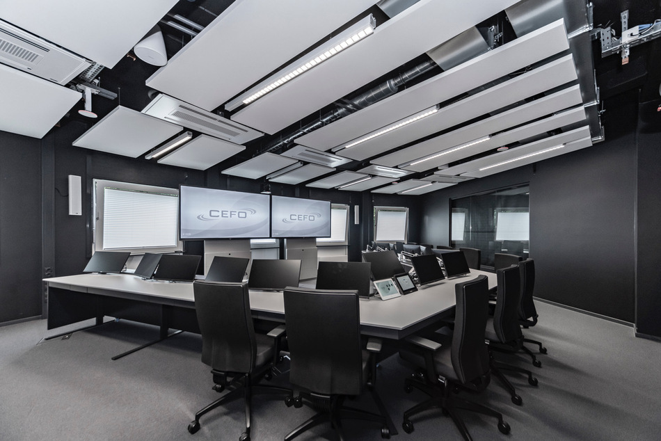 Referenzen- OHB System AG- Bremen-Konferenztisch Sonderlösung- Tischanschlußfelder in Sonderausführung- gepulverte Tischplatten und revisionierbare Beinraumblenden- Unterbauten für Medientechnikintegration- Schubladen für Tablet-Verwahrung- Integration von Bildschirmhalterungen