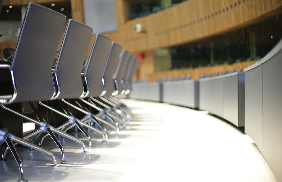 Centre de Conferénces Luxemburg | Konferenzanlage: Sonderlösung, werkzeuglos montierbar, mit hochwertiger Konferenz- und AV-Technik