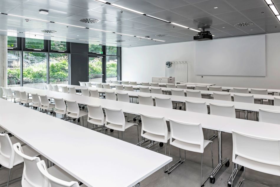 News-Referenzen_Duale Hochschule Baden-Württemberg-Stuttgart-klif Stapelstuhl-klif Barhocker-multiform Schwenktisch