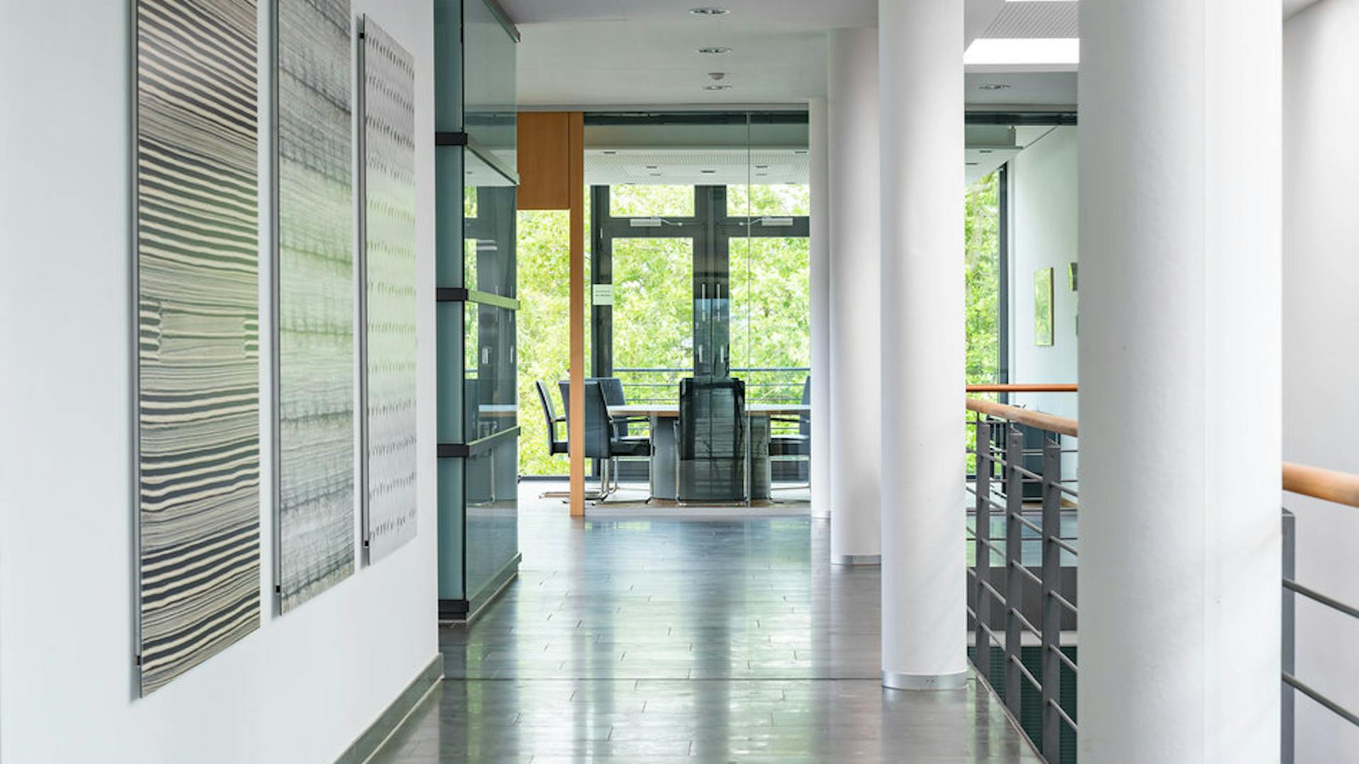 KWS Saat | Konferenzstuhl: Pharao | Konferenztisch rund mit elektromotorischem Kamera-Hub