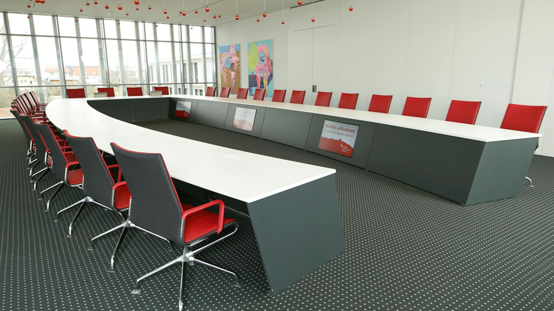Sparkasse Schwäbisch Hall I Konferenztischanlage: Sonderbau I Stühle: x-cone