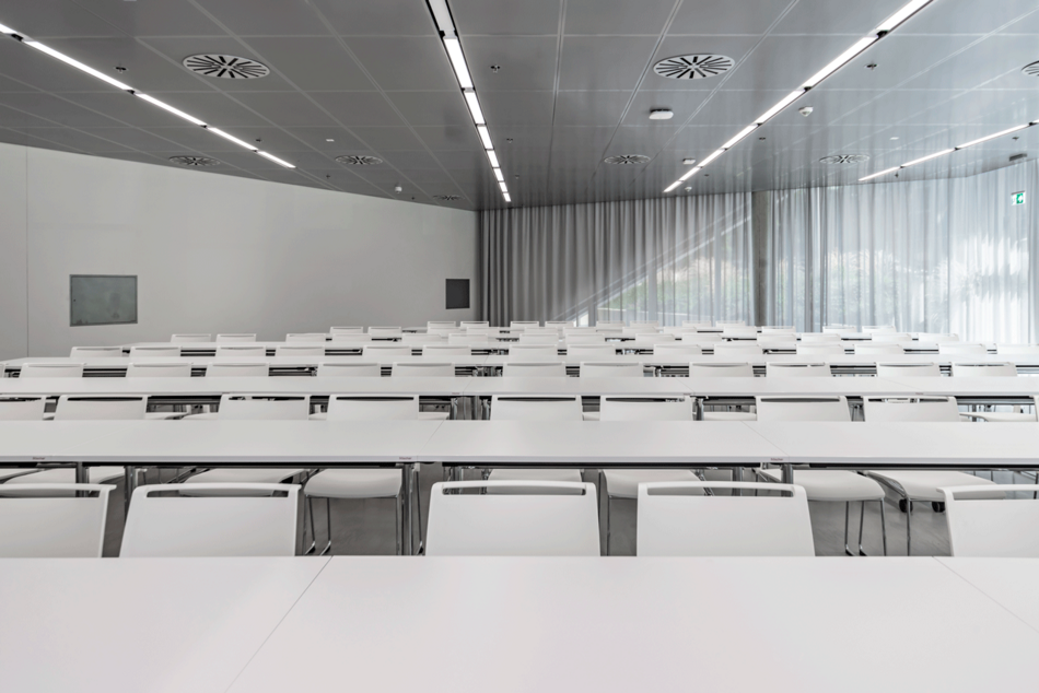 Referenzen- Duale Hochschule Baden-Württemberg- Stuttgart- klif Stapelstuhl- klif Barhocker- multiform Schwenktisch