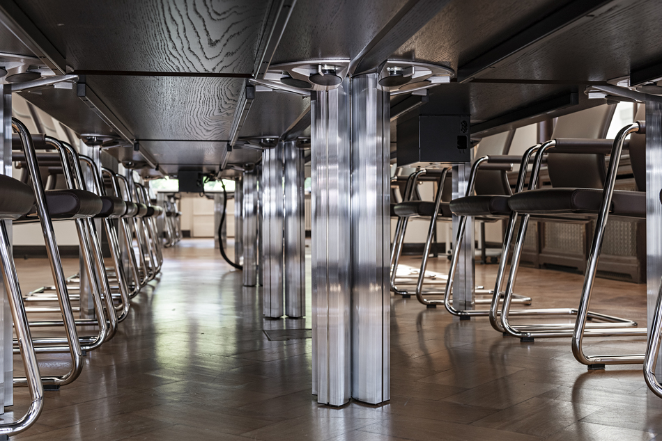 Sparkasse Siegen Villa Ruhfus | Konferenztisch mit Transportwagen für Tischbeine und Tischplatten: cetera I werkzeuglos de- und remontierbar