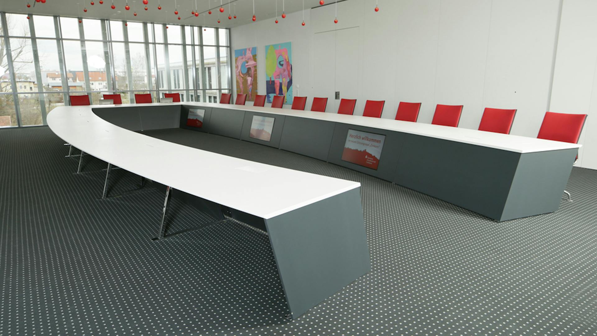 Sparkasse Schwäbisch Hall I Konferenztischanlage: Sonderbau inkl. Displayintegration I Stühle: x-cone